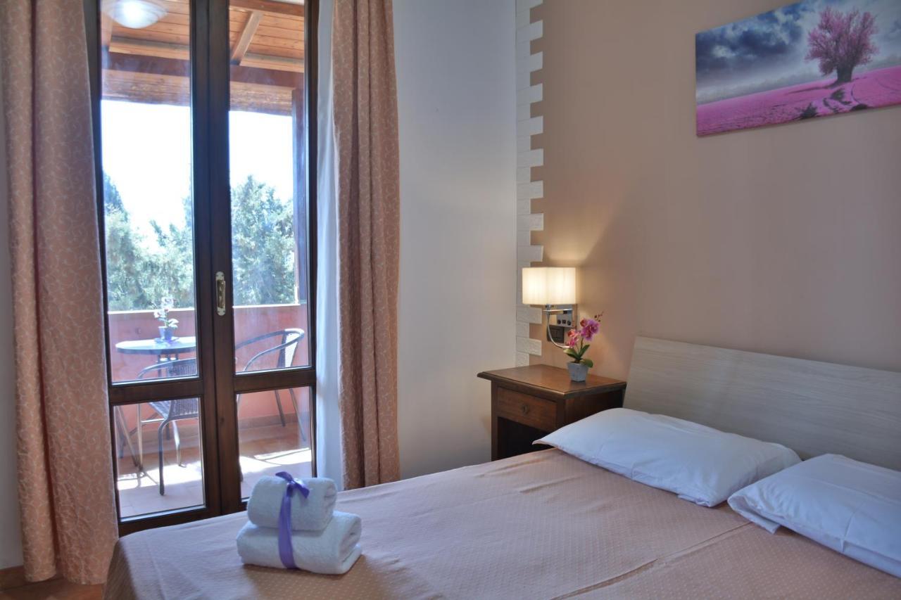 Hotel Villa Paradiso ริปาร์เบลลา ภายนอก รูปภาพ